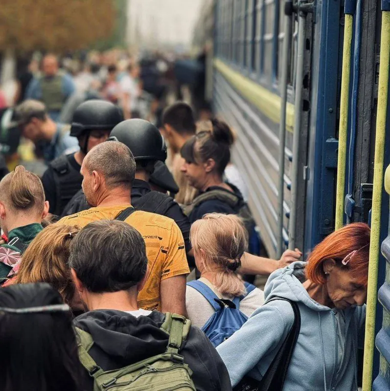 Евакуаційні заходи з Покровська продовжуються: Укрзалізниця надала деталі щодо поїздів з Донеччини | УНН