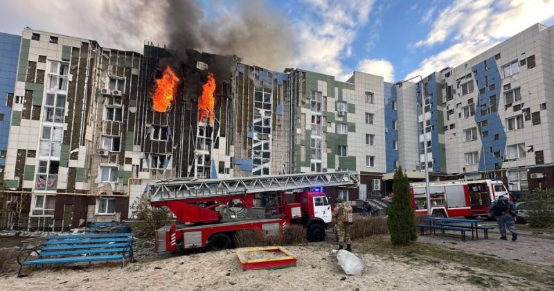 В Бєлгороді пролунали вибухи: безпілотник атакував житлову будівлю – дивіться відео.